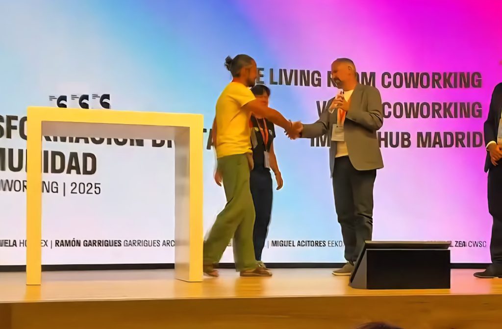 Ben and Carmen on stage at the Coworking Spain Awards receiving their accolade!